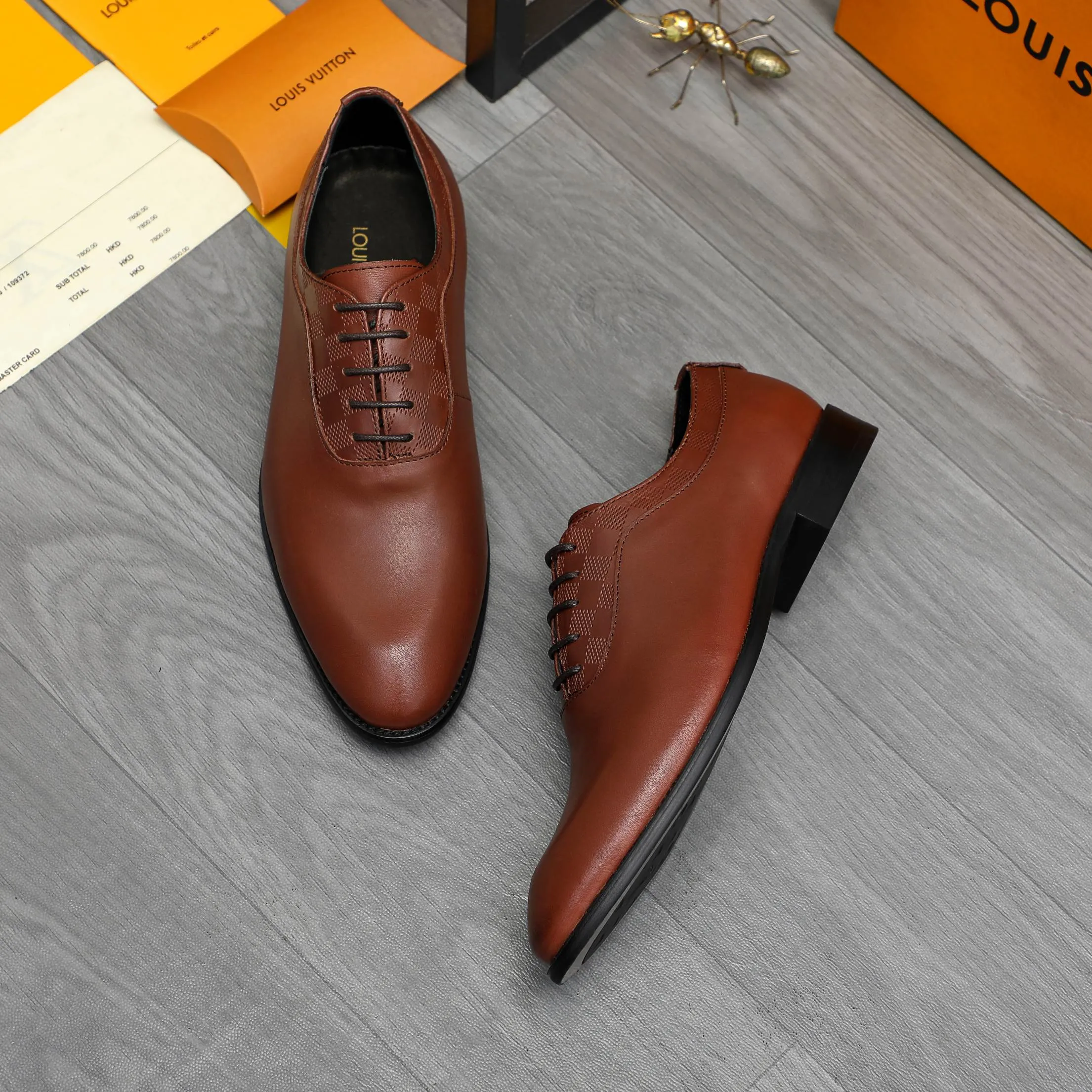 Men's shoes 💰p460 Product trademark: LV (Louis Vuitton) business lace-up leather shoes True size: 39-44 Product materials: Selected high-quality cowhide stitching classic embossed upper, cowhide lining, original rubber outsole